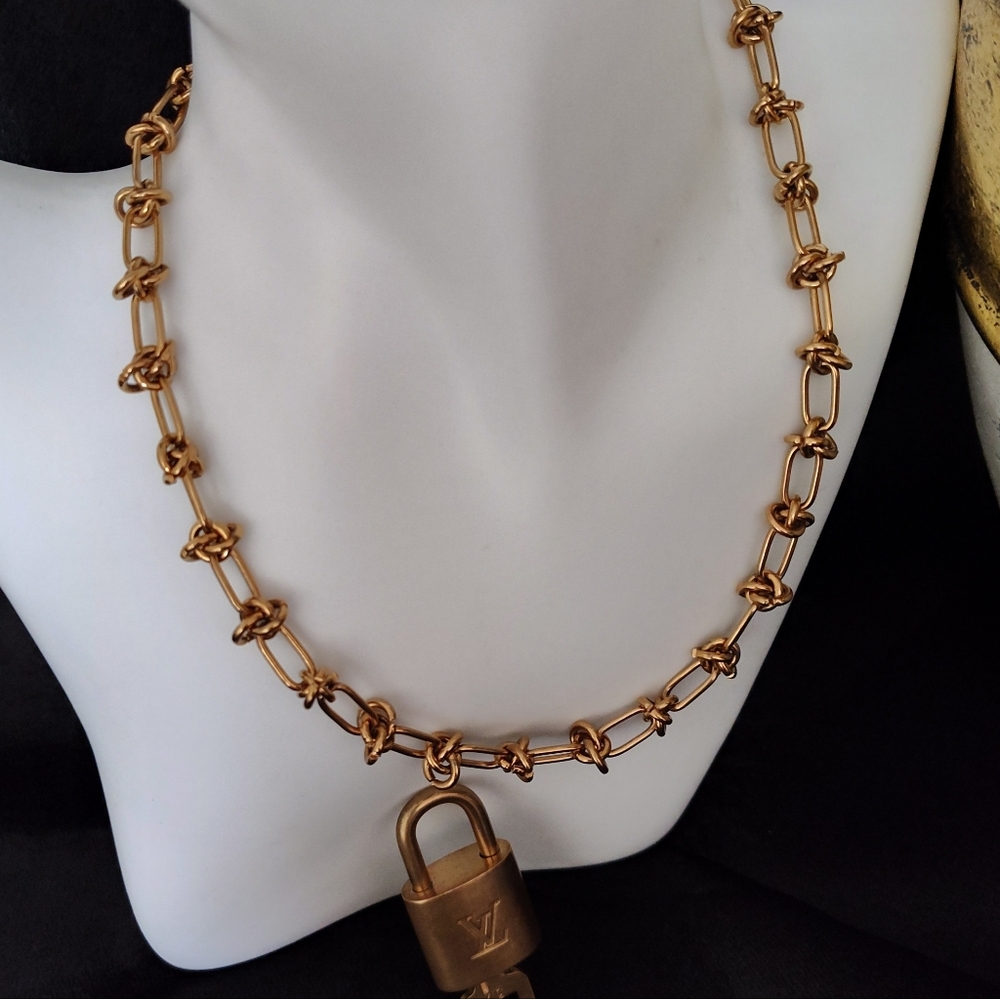 Stamped LV Lock Fashion Gold Chain Necklace with Matching Bracelet Padlock
